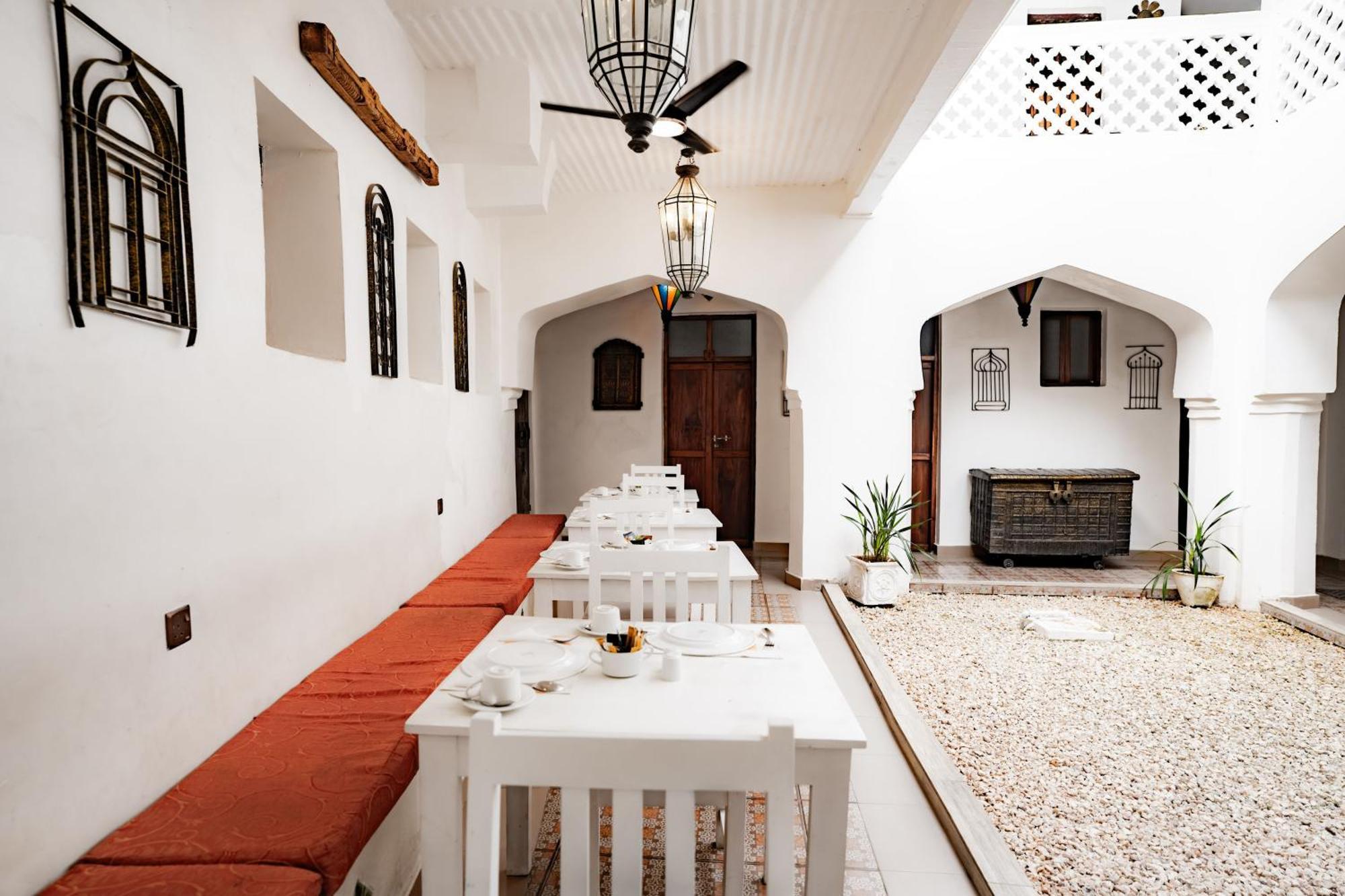 Zanzi House Hotell