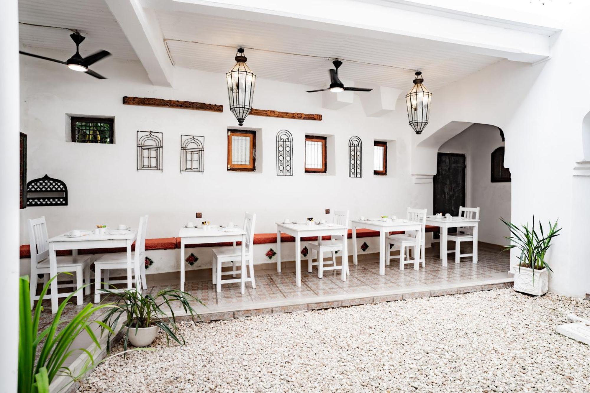Zanzi House Hotell 3*